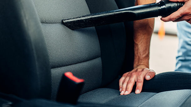 En invändig biltvätt nu och då gör bilen trevligare att resa i men höjer också andrahandsvärdet på din bil.