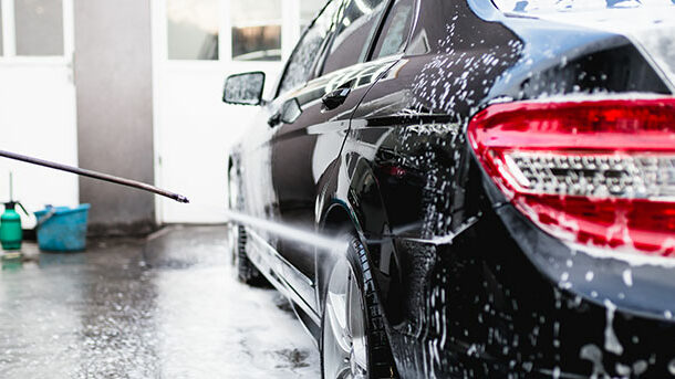 Ge bilen en utvändig biltvätt.